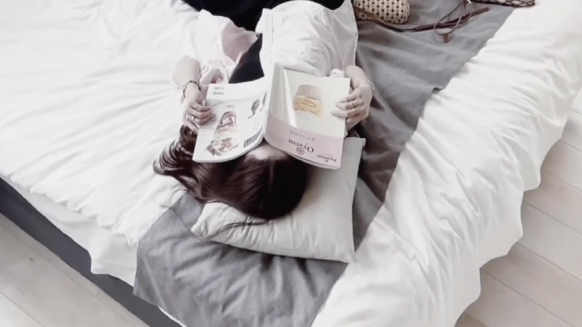 夜、ベッドでくつろいで本を読むゲスト